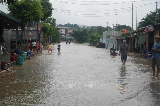 Đến nay, 2.907 hộ với gần 12.000 người đã trở lại sinh hoạt bình thường; còn 1.235 hộ với 4.113 người vẫn bị ảnh hưởng. Ảnh: Khiếu Tư - TTXVN
