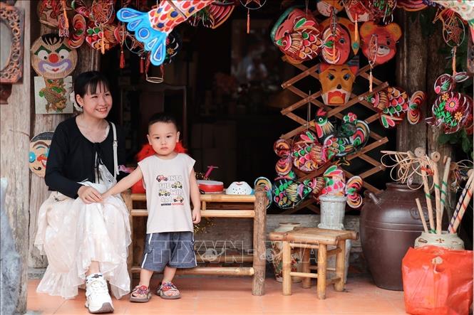 A display corner of traditional Mid-Autumn toys with various handcrafted items familiar to Vietnamese since their childhood. VNA Photo: Phạm Tuấn Anh