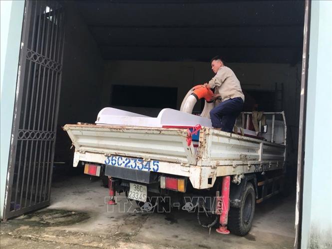 Công ty Trách nhiệm hữu hạn Một thành viên Sông Chu huy động phương tiện, lực lượng ứng phó với mưa lũ. Ảnh: Khiếu Tư - TTXVN
