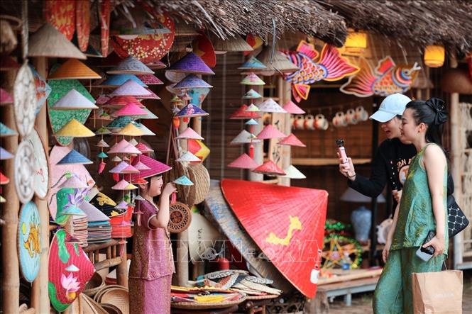 A traditional handicraft display space at Ho Van. VNA Photo: Phạm Tuấn Anh