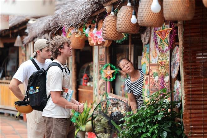 International tourists explore the cultural experience space in Ho Van. VNA Photo: Phạm Tuấn Anh
