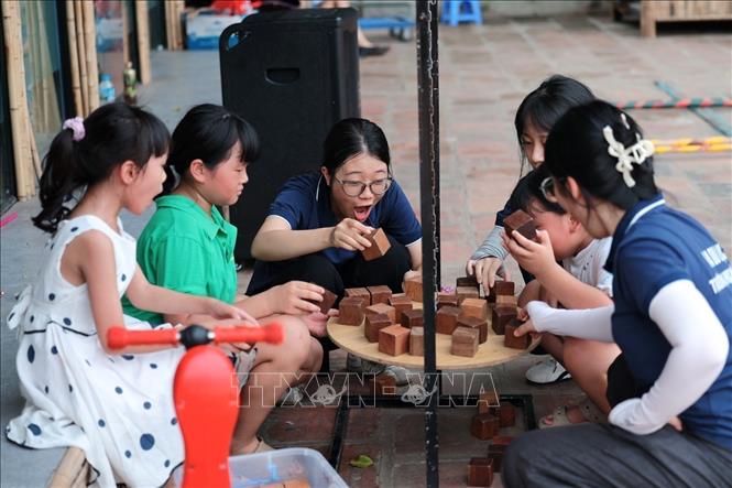 Children experience traditional games at Ho Van. VNA Photo: Phạm Tuấn Anh