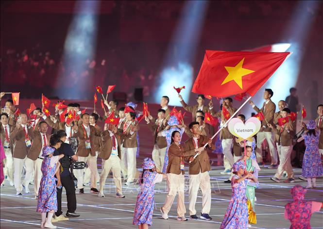 Các VĐV của Đoàn thể thao Việt Nam diễu hành trong lễ khai mạc Đại hội Thể thao châu Á lần thứ 20 (ASIAD 20) tại thành phố Nagoya, Nhật Bản ngày 19/9/2026. Ảnh: THX/TTXVN phát
