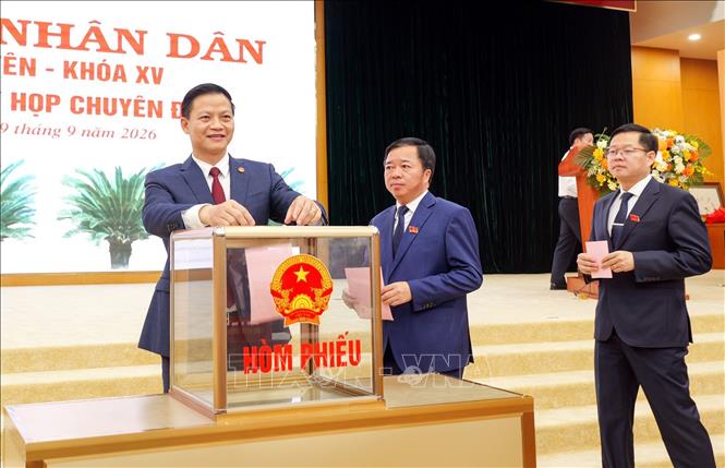 Đại biểu HĐND tỉnh Thái Nguyên bỏ phiếu bầu Chủ tịch UBND tỉnh. Ảnh: Thu Hằng - TTXVN 