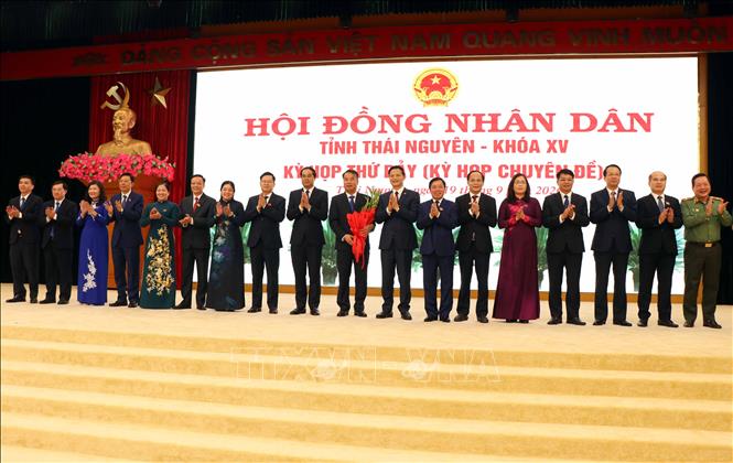 Ban lãnh đạo tỉnh Thái Nguyên tặng hoa chúc mừng ông Nguyễn Thế Mạnh được bầu giữ chức Chủ tịch UBND tỉnh. Ảnh: Thu Hằng - TTXVN 