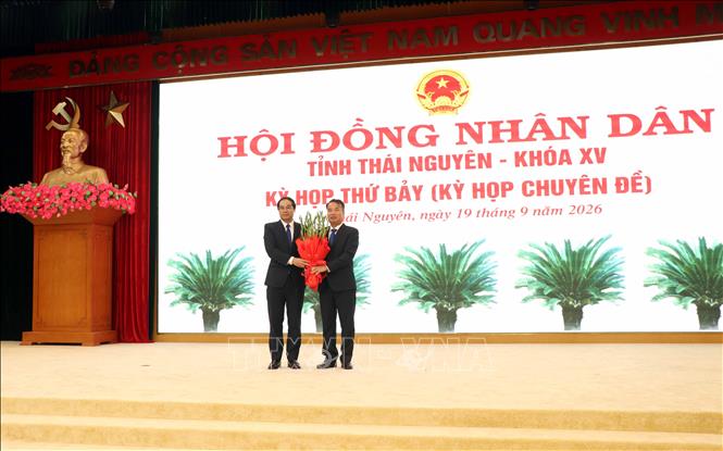 Bí thư Tỉnh ủy Thái Nguyên Trịnh Xuân Trường tặng hoa chúc mừng ông Nguyễn Thế Mạnh được bầu giữ chức Chủ tịch UBND tỉnh Thái Nguyên. Ảnh: Thu Hằng - TTXVN  