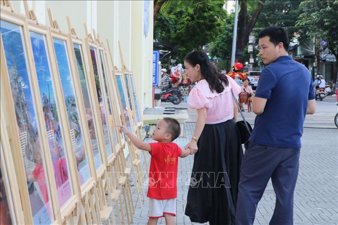 Công chúng tham quan triển lãm. Ảnh: Mạnh Minh - TTXVN