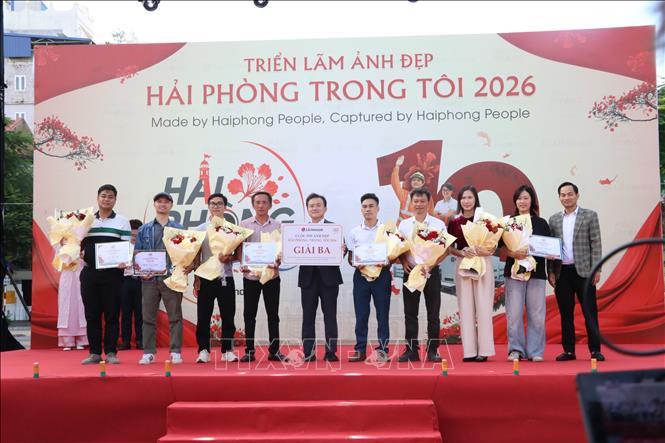 Ban tổ chức trao giải Ba cho các tác giả. Ảnh: Mạnh Minh - TTXVN