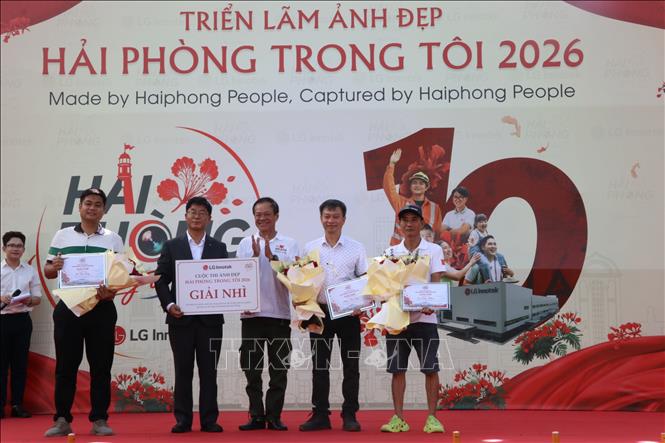 Ban tổ chức trao giải Nhì cho các tác giả. Ảnh: Mạnh Minh - TTXVN
