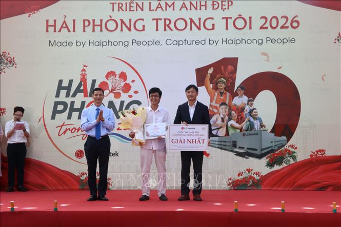 Ban tổ chức trao giải Nhất cho tác giả Giang Sơn Đông. Ảnh: Mạnh Minh - TTXVN