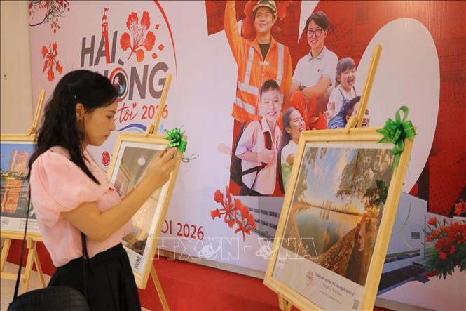 Công chúng tham quan triển lãm. Ảnh: Mạnh Minh - TTXVN