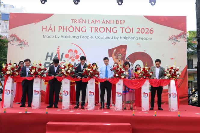 Đại diện lãnh đạo Sở Văn hóa, Thể thao và Du lịch Hải Phòng và Công ty LG Innotek Việt Nam Hải Phòng cắt băng khai mạc triển lãm ảnh 