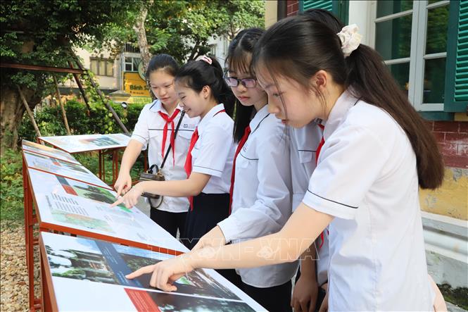 Các học sinh tham quan triển lãm. Ảnh: Nguyễn Cúc - TTXVN
