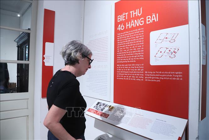 Du khách nước ngoài tham quan không gian trưng bày triển lãm. Ảnh: Nguyễn Cúc - TTXVN