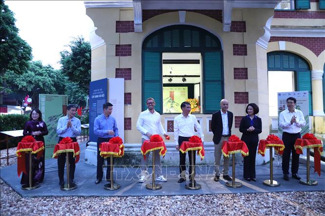 Các đại biểu cắt băng khai mạc triển lãm. Ảnh: Nguyễn Cúc - TTXVN