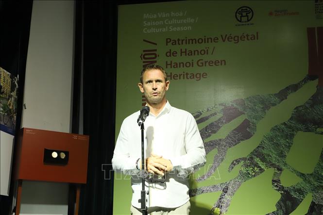 Phó Chủ tịch vùng Île-de-France Stéphane Beaudet phát biểu tại triển lãm. Ảnh: Nguyễn Cúc - TTXVN