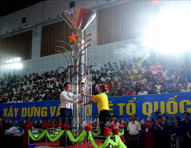 Ông Nguyễn Minh Dũng, Ủy viên Dự khuyết Trung ương Đảng, Phó Bí thư Tỉnh ủy, Chủ tịch HĐND tỉnh, thực hiện nghi thức châm đài lửa Đại hội Thể dục Thể thao tỉnh Vĩnh Long lần thứ I năm 2026. Ảnh: Lê Thúy Hằng – TTXVN
