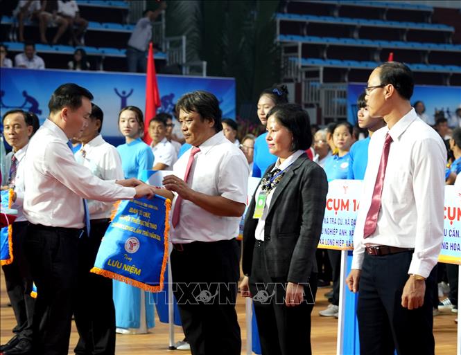 Ban tổ chức tặng cờ lưu niệm cho các đoàn tham dự đại hội. Ảnh: Lê Thúy Hằng – TTXVN