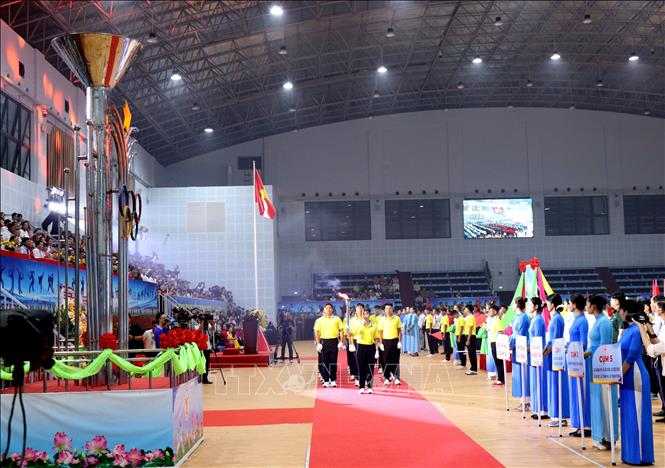 Các vận động viên thực hiện nghi thức rước đuốc truyền thống. Ảnh: Lê Thúy Hằng – TTXVN