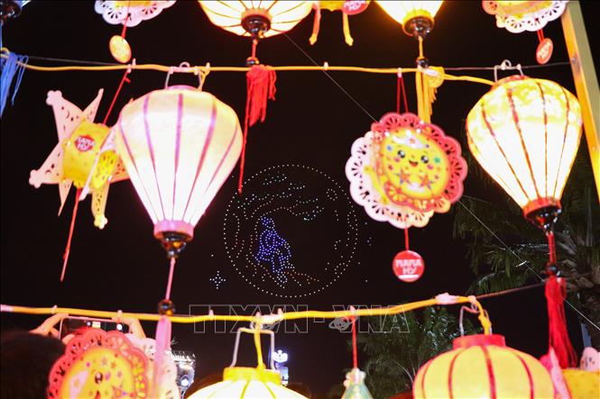 Màn trình diễn drone tạo điểm nhấn đặc sắc nhân dịp Tết Trung thu. Ảnh: Hồng Thái - TTXVN