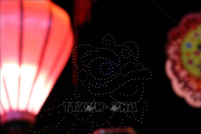 Chiếc đầu lân được tạo thành từ ánh sáng của drone. Ảnh: Hồng Thái - TTXVN