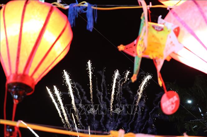 Pháo hoa giữa bầu trời phường Cao Lãnh tạo không khí vui tươi nhân dịp Tết Trung thu. Ảnh: Hồng Thái - TTXVN
