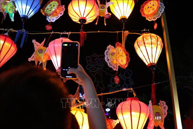 Màn trình diễn drone tạo điểm nhấn đặc sắc nhân dịp Tết Trung thu. Ảnh: Hồng Thái - TTXVN