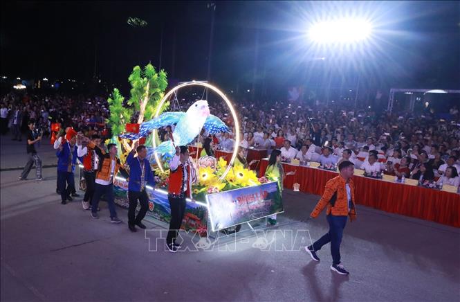 Diễu hành đèn lồng tại khai mạc Lễ hội 