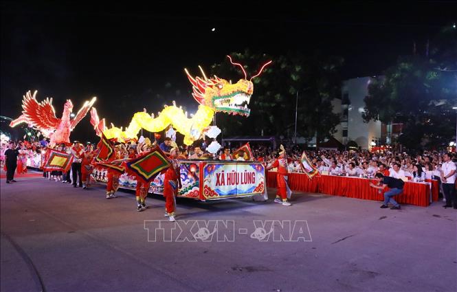 Diễu hành đèn lồng tại khai mạc Lễ hội 