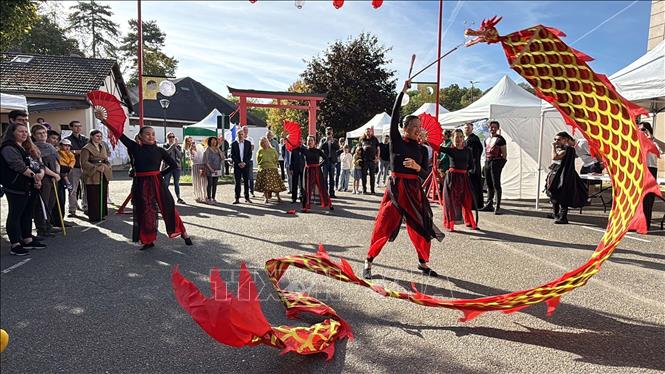 A Vietnamese dragon dance attracts visitors’ attention at the fourth Maintenon-Pierres Japan Festival in Eure-et-Loir province, France. VNA Photo: Hữu Chiến