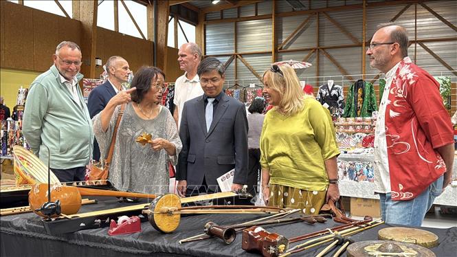 Delegates learn about traditional Vietnamese musical instruments showcased at the fourth Maintenon-Pierres Japan Festival. VNA Photo: Hữu Chiến