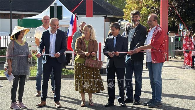 Delegates cut the ribbon to officially open the fourth Maintenon-Pierres Japan Festival in Eure-et-Loir province, France. VNA Photo: Hữu Chiến
