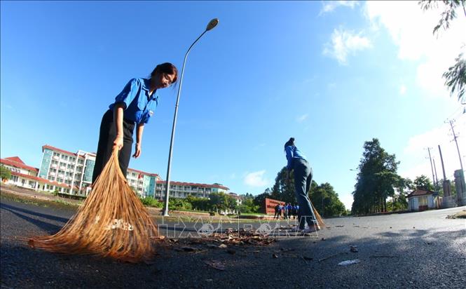 Đoàn viên, thanh niên Trường Cao đẳng cộng đồng Hậu Giang và Đoàn phường Vị Tân, thanh phố Cần Thơ chung tay làm sạch môi trường Ngày Chủ nhật xanh. Ảnh: Duy Khương - TTXVN