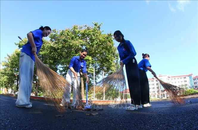 Đoàn viên, thanh niên Trường Cao đẳng cộng đồng Hậu Giang và Đoàn phường Vị Tân, thanh phố Cần Thơ chung tay làm sạch môi trường Ngày Chủ nhật xanh. Ảnh: Duy Khương - TTXVN