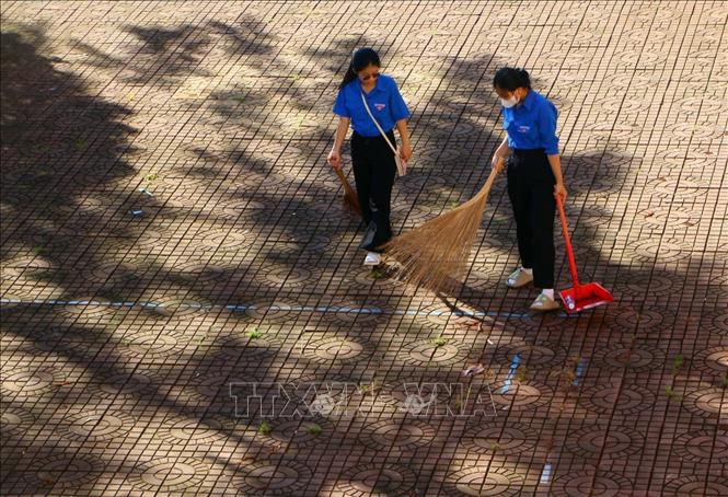 Đoàn viên, thanh niên Trường Cao đẳng cộng đồng Hậu Giang và Đoàn phường Vị Tân, thanh phố Cần Thơ chung tay làm sạch môi trường Ngày Chủ nhật xanh. Ảnh: Duy Khương - TTXVN