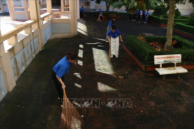 Đoàn viên, thanh niên Trường Cao đẳng cộng đồng Hậu Giang và Đoàn phường Vị Tân, thanh phố Cần Thơ chung tay làm sạch môi trường Ngày Chủ nhật xanh. Ảnh: Duy Khương - TTXVN