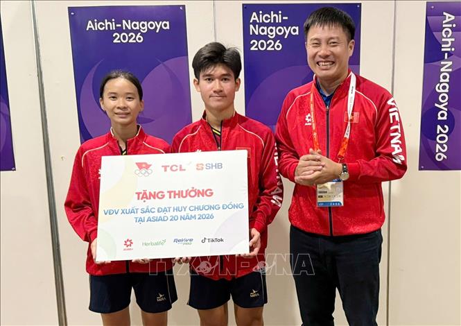 Cặp vận động viên Nguyễn Hoàng Minh Tân và Trịnh Gia Nghi được trao thưởng vì thành tích thi đấu đạt huy chương đồng tại ASIAD 20. Ảnh: TTXVN phát