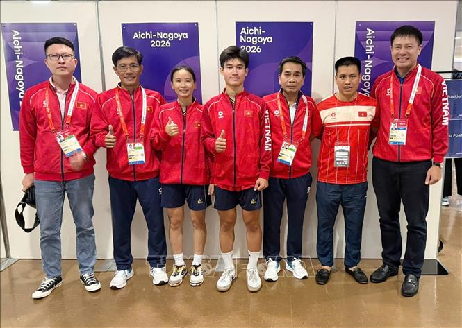 Cặp vận động viên môn Teqball Trịnh Gia Nghi và Nguyễn Hoàng Minh Tân (thứ 3, thứ 4 từ trái sang) cùng thành viên Ban huấn luyện sau khi giành HCĐ tại ASIAD 20. Ảnh: TTXVN phát 