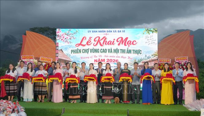 Các đại biểu cắt băng khai mạc Phiên chợ nông nghiệp lần đầu tiên được xã Ba Vì tổ chức, diễn ra từ 19 – 20/9/2026. Ảnh: Dư Toán - TTXVN