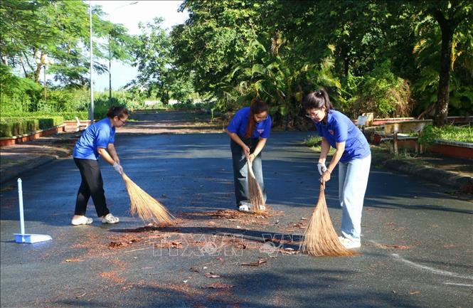 Đoàn viên, thanh niên Trường Cao đẳng cộng đồng Hậu Giang và Đoàn phường Vị Tân, thanh phố Cần Thơ chung tay làm sạch môi trường Ngày Chủ nhật xanh. Ảnh: Duy Khương - TTXVN
