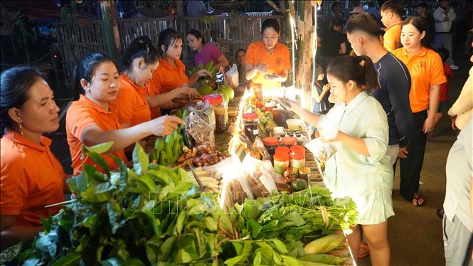 Lần đầu tiên, Phiên chợ nông nghiệp xã Ba Vì (Quảng Ngãi) được tổ chức từ 19 – 20/9, thu hút đông đảo người dân, du khách đến tham quan, mua sắm. Ảnh: Dư Toán - TTXVN