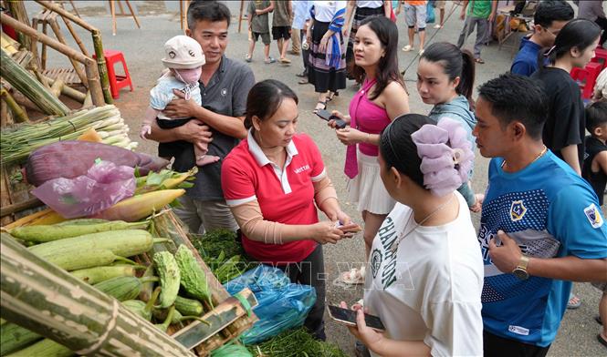 Lần đầu tiên, Phiên chợ nông nghiệp xã Ba Vì được tổ chức, thu hút đông đảo người dân, du khách đến tham quan, mua sắm. Ảnh: Dư Toán - TTXVN