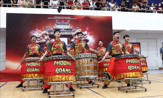 Nghi thức điểm nhãn khai quang lân và hồi trống khai hội. Ảnh: Văn Dũng - TTXVN