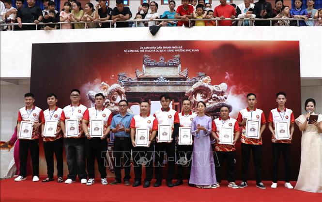 Ban tổ chức trao giấy chứng nhận cho các đội thi. Ảnh: Văn Dũng - TTXVN