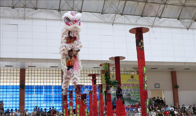 Màn so tài đặc sắc của các đội thi Lân. Ảnh: Văn Dũng - TTXVN