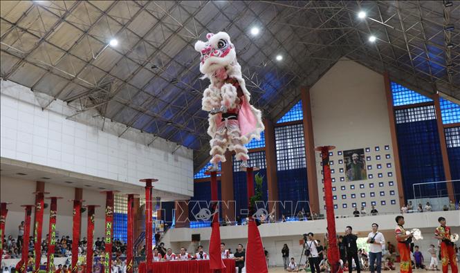 Màn so tài đặc sắc của các đội thi Lân. Ảnh: Văn Dũng - TTXVN