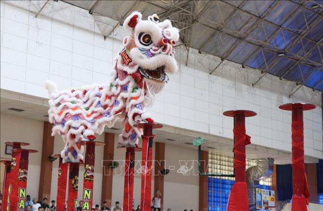 Màn so tài đặc sắc của các đội thi Lân. Ảnh: Văn Dũng - TTXVN
