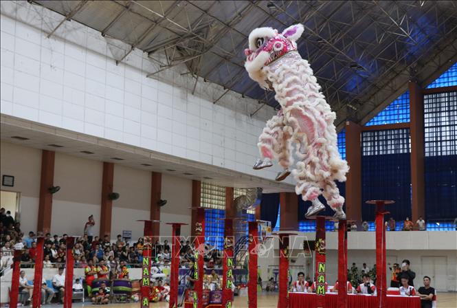 Màn so tài đặc sắc của các đội thi Lân. Ảnh: Văn Dũng - TTXVN