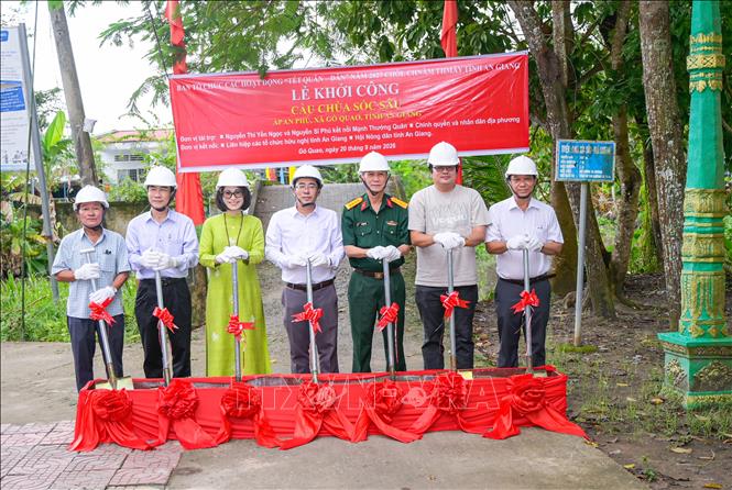 Ban tổ chức thực hiện nghi thức động thổ, khởi công xây dựng cầu Chùa Sóc Sâu. Ảnh: Văn Sĩ - TTXVN