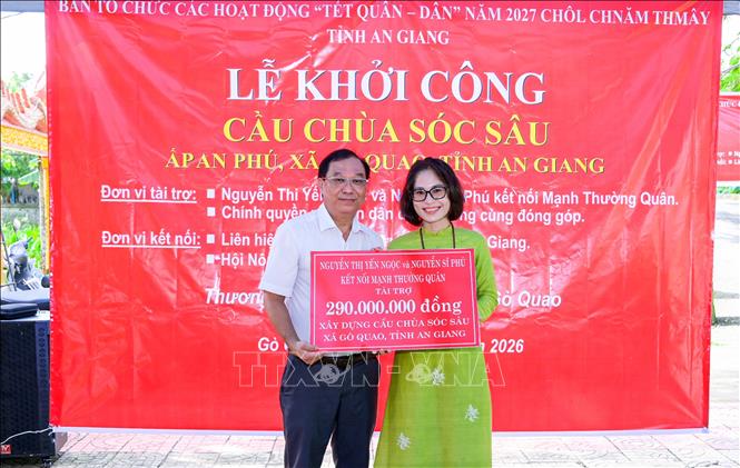 Bà Nguyễn Thị Yến Ngọc đại diện đơn vị tài trợ trao bảng tượng trưng hỗ trợ xây dựng cầu Chùa Sóc Sâu cho chính quyền địa phương xã Gò Quao. Ảnh: Văn Sĩ - TTXVN